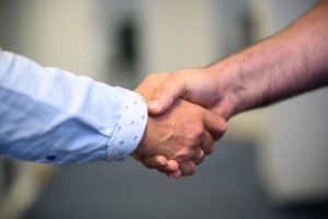 Enighet i avtale gjennom håndhilsing