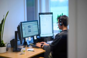 Økonomikonsulent i Tveit jobber foran to PC-skjermer